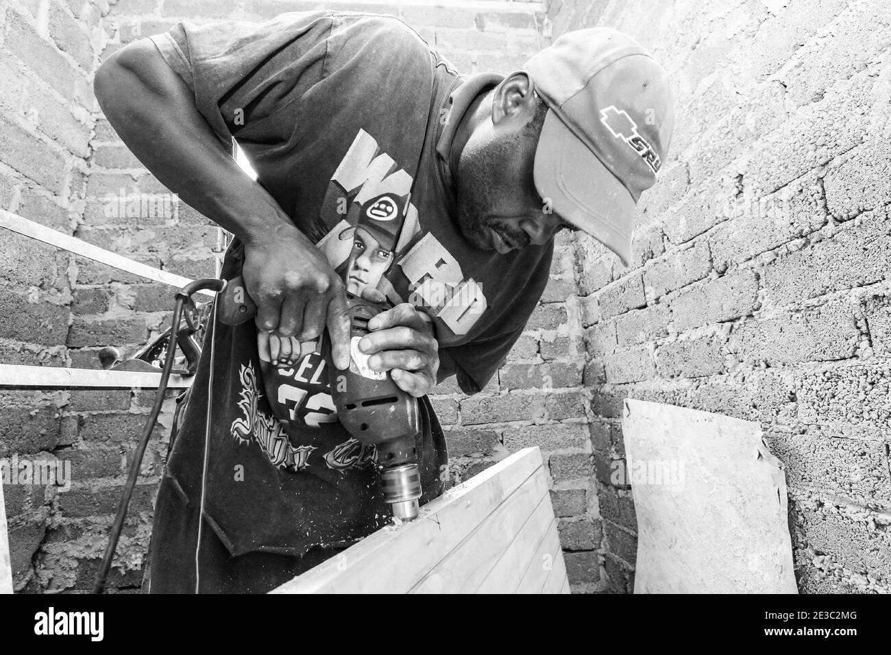 JOHANNESBURG, SUDAFRICA - 06 gennaio 2021: Soweto, Sudafrica - 05 settembre 2009: African Builder lavora ad un programma comunitario di Outreach per costruire Foto Stock