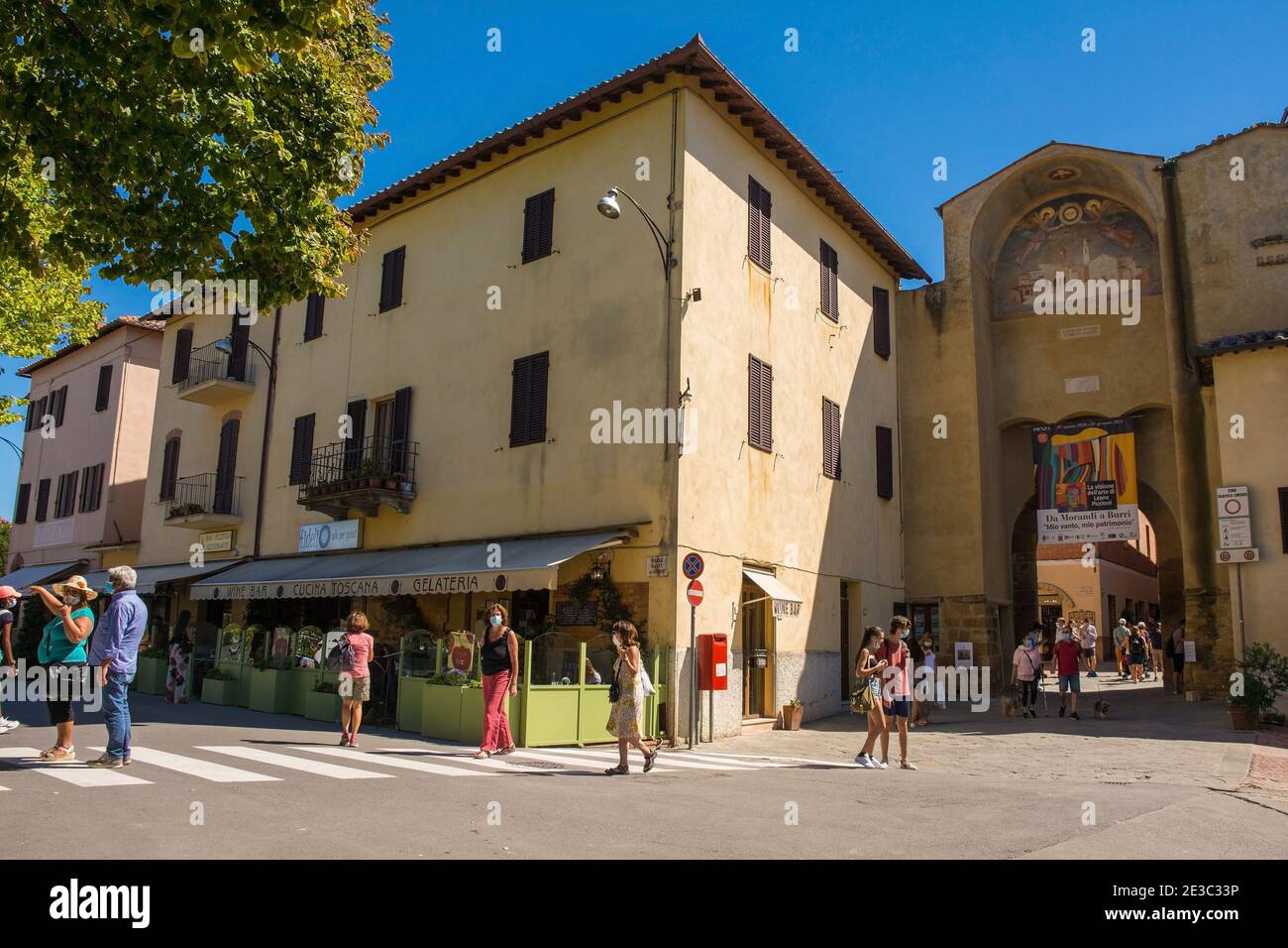 Pienza,Italia-6 settembre 2020.turisti fuori dal centro storico di Pienza in provincia di Siena, Toscana, durante il periodo del Covid-19 Coronavirus Pandemic Foto Stock
