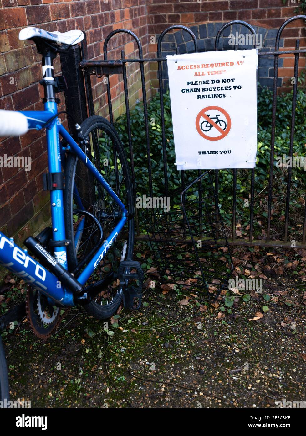 Cartello che chiede di non concatenare biciclette a ringhiere con lucchetto ciclo Foto Stock