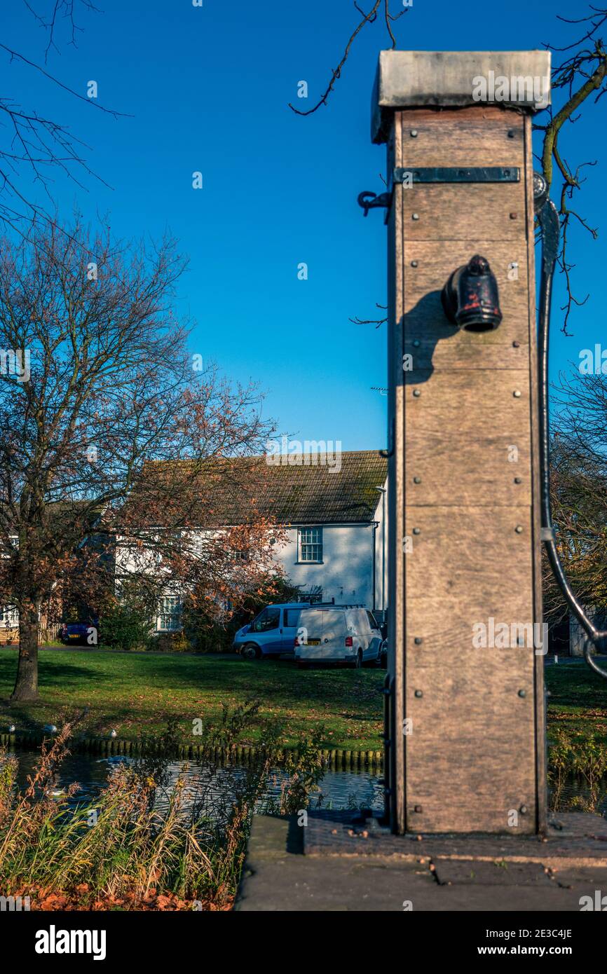 Pompa d'acqua del villaggio sul Green Histon vicino Cambridge Inghilterra Foto Stock