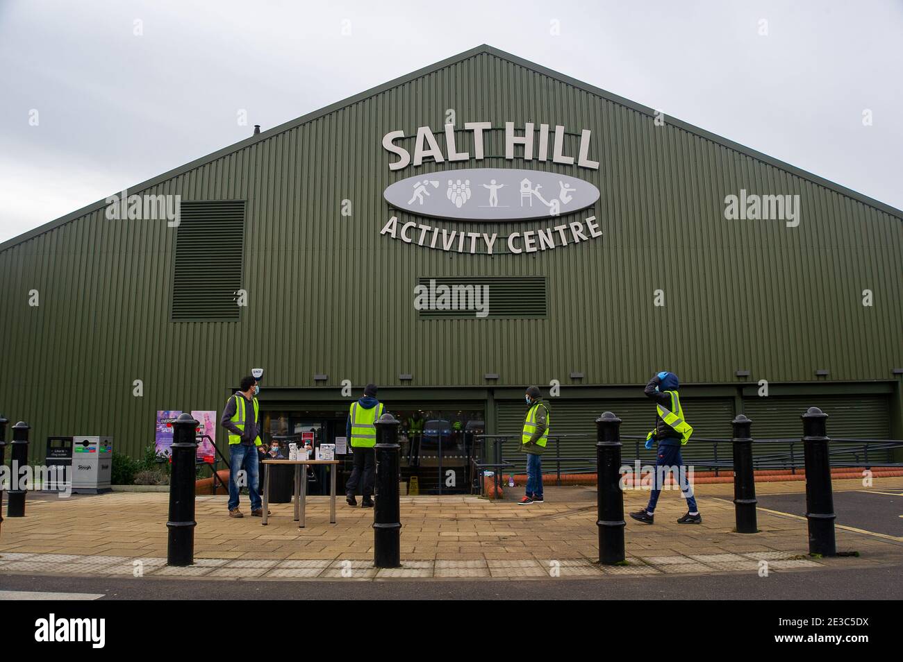 Slough, Berkshire, Regno Unito. 18 gennaio 2021. 10 nuovi centri di vaccinazione di massa Covid-19 sono stati aperti oggi nel Regno Unito. Uno di loro si trova al Salt Hill Activity Center di Slough, Berkshire, e volontari sono stati a disposizione per aiutare le persone al centro. Slough ha il settimo tasso più alto di infezioni da Covid-19 nel Regno Unito. Molti più di 80 anni nella zona circostante sono ancora in attesa di ottenere i loro primi appuntamenti per la loro vaccinazione Covid-19. Credit: Maureen McLean/Alamy Live News Foto Stock