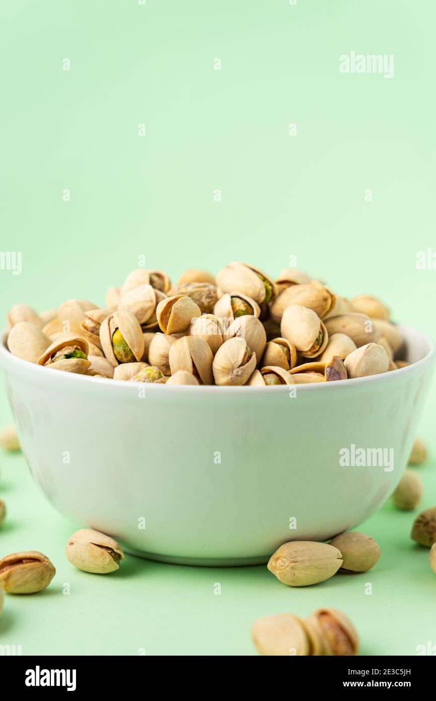 tostare i pistacchi in un recipiente. Nuts vegan proteina Foto Stock