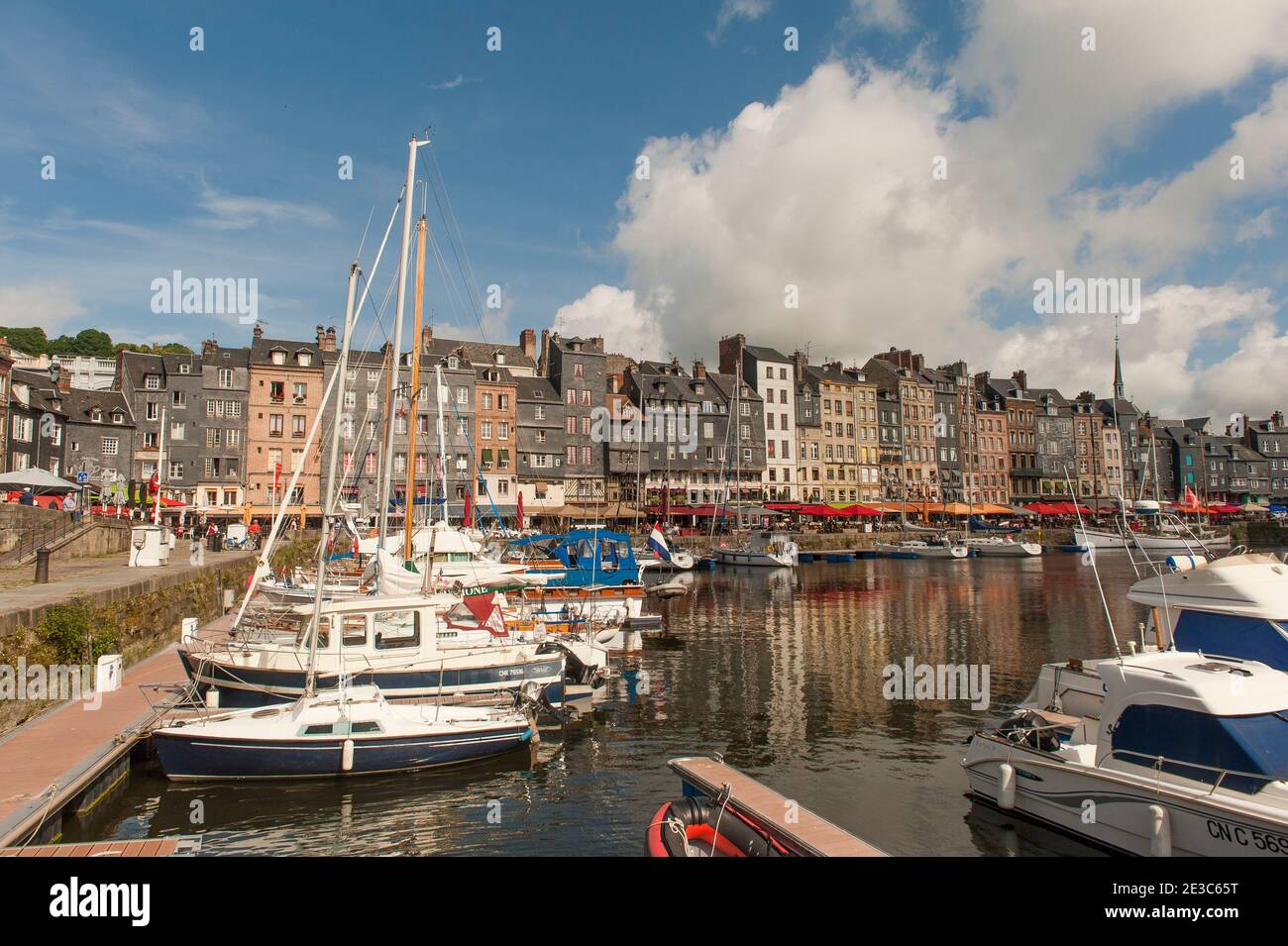 Il vecchio porto (vieux bassin) di Honfleur, Normandia, Francia Foto Stock