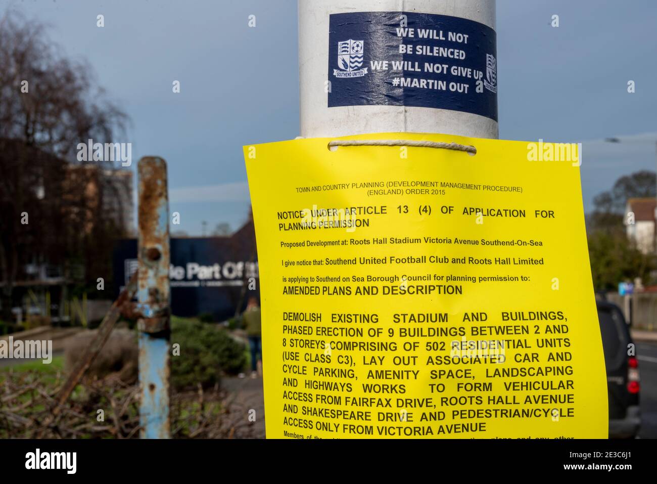 Southend on Sea, Essex, Regno Unito. 18 gennaio 2021. Gli avvisi relativi al campo da calcio Roots Hall di Southend United annunciano la richiesta di autorizzazione alla pianificazione per demolire lo stadio e le proprietà associate per la costruzione di abitazioni. È previsto il trasferimento in un nuovo stadio a Fossets Farm con il sostegno del consiglio. Con il club a rischio di retrocessione nel calcio non di campionato, alcuni tifosi temono che il proprietario Ron Martin stia dando priorità al risviluppo sul futuro del club, avanzando prima che la nuova sede sia pronta, facendo conoscere la loro opposizione con forza Foto Stock