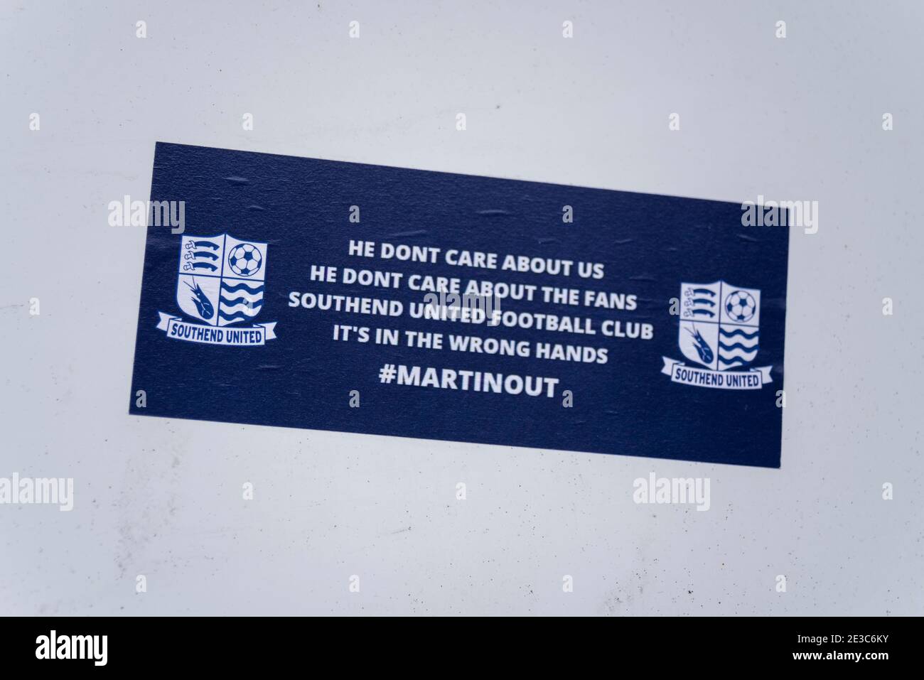 Southend on Sea, Essex, Regno Unito. 18 gennaio 2021. Gli avvisi relativi al campo da calcio Roots Hall di Southend United annunciano la richiesta di autorizzazione alla pianificazione per demolire lo stadio e le proprietà associate per la costruzione di abitazioni. È previsto il trasferimento in un nuovo stadio a Fossets Farm con il sostegno del consiglio. Con il club a rischio di retrocessione nel calcio non di campionato, alcuni tifosi temono che il proprietario Ron Martin stia dando priorità al risviluppo sul futuro del club, avanzando prima che la nuova sede sia pronta, facendo conoscere la loro opposizione con forza Foto Stock