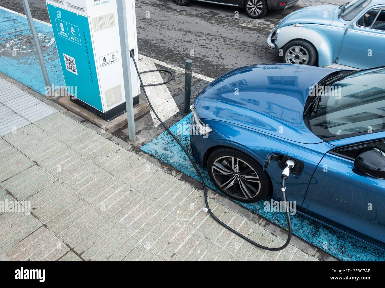 Auto elettrica Volvo al punto di ricarica in strada in Spagna. Foto Stock