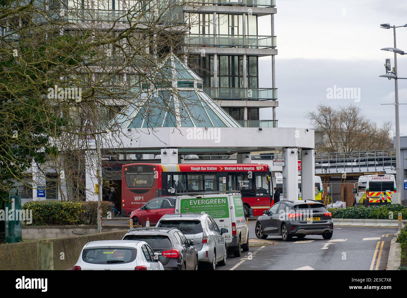 Slough, Berkshire, Regno Unito. 18 gennaio 2021. Una mattinata impegnativa al Wexham Park Hospital. I rapporti sui social media dicono che il Wexham Park deve ora trasferire i pazienti a Poole in Dorset, dato che l'ospedale è così occupato. I casi positivi di Covid-19 in Slough rimangono il settimo più alto nel paese, tuttavia il tasso per 100,000 persone nei sette giorni fino al 13 gennaio 2021 è ora a 1,014.5, in calo rispetto al 1068.6. Credit: Maureen McLean/Alamy Live News Foto Stock