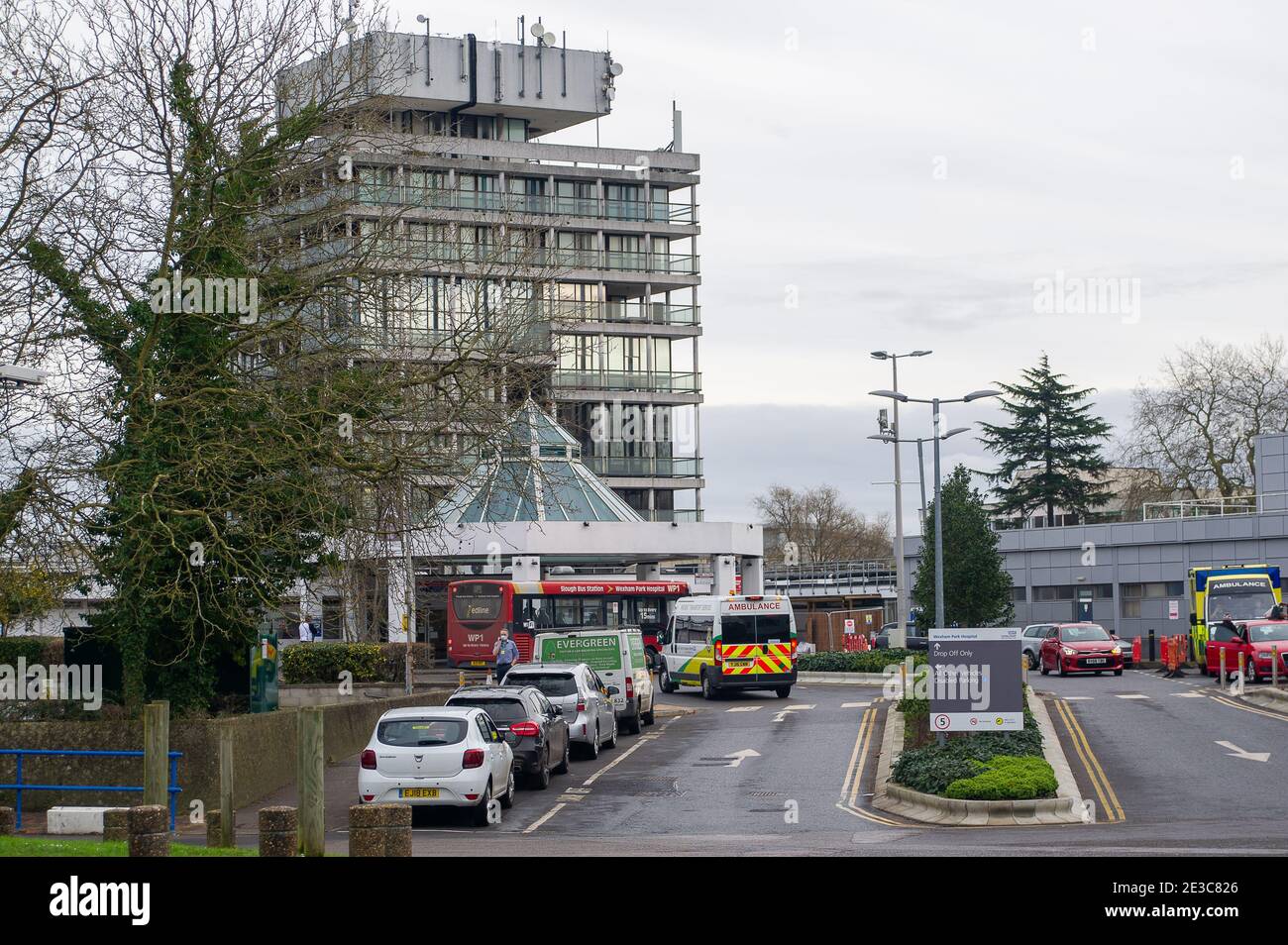 Slough, Berkshire, Regno Unito. 18 gennaio 2021. Una mattinata impegnativa al Wexham Park Hospital. I rapporti sui social media dicono che il Wexham Park deve ora trasferire i pazienti a Poole in Dorset, dato che l'ospedale è così occupato. I casi positivi di Covid-19 in Slough rimangono il settimo più alto nel paese, tuttavia il tasso per 100,000 persone nei sette giorni fino al 13 gennaio 2021 è ora a 1,014.5, in calo rispetto al 1068.6. Credit: Maureen McLean/Alamy Live News Foto Stock