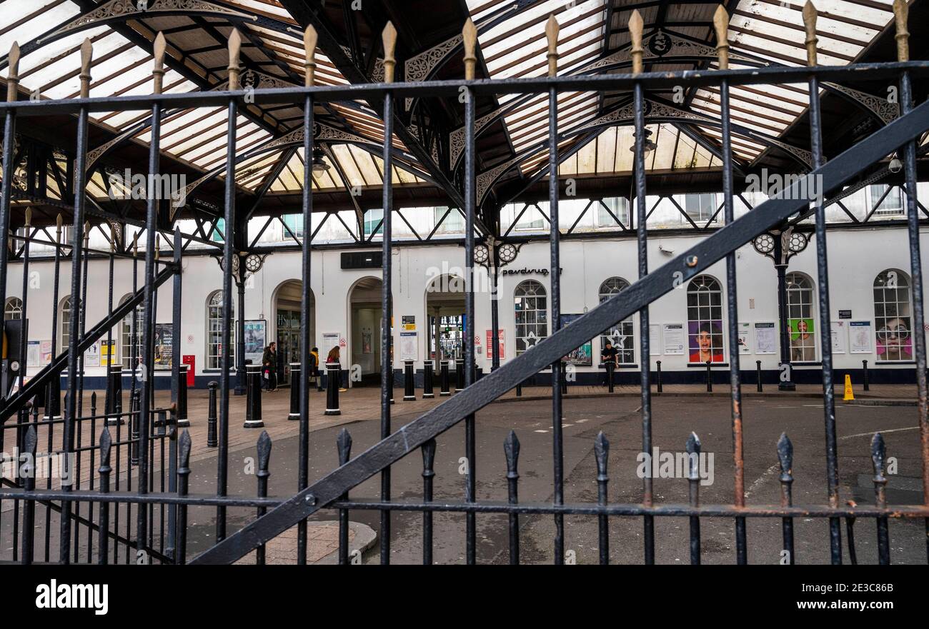 Brighton UK 18 gennaio 2021 - la stazione di Brighton è quasi deserta durante le restrizioni di blocco del coronavirus COVID-19 in Inghilterra . Il terzo lunedì in gennaio è conosciuto come lunedì blu perché è apparentemente il giorno più deprimente dell'anno: Credit Simon Dack / Alamy Live News Foto Stock