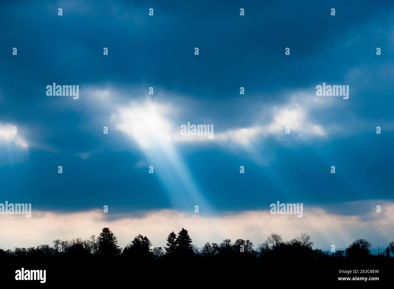 raggi di luce divina celeste da dietro le nuvole Foto Stock