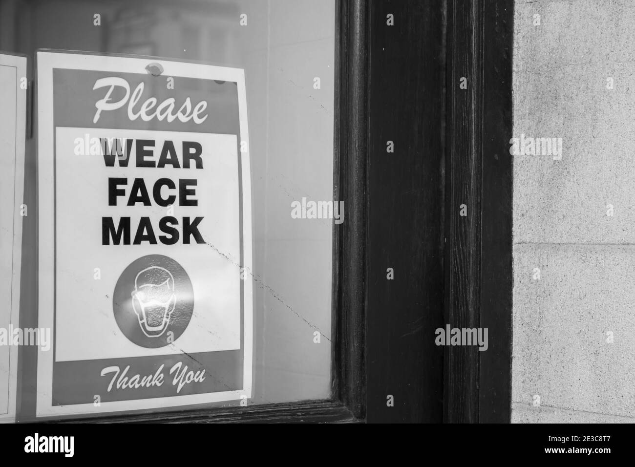 SI PREGA DI INDOSSARE UN poster DELLA MASCHERA FACCIALE in una vetrina Foto Stock