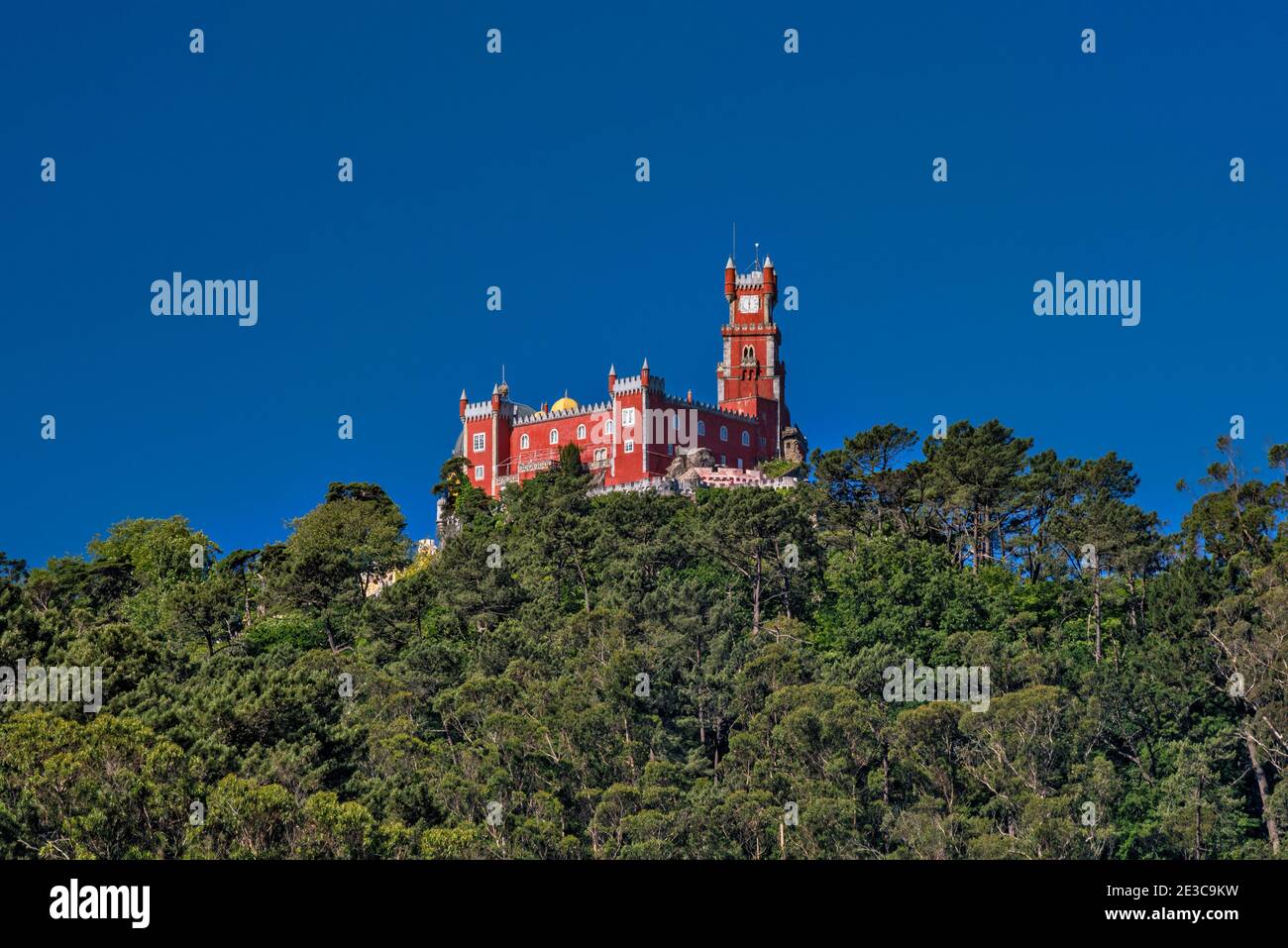Palacio Nacional da pena, vista da Estrada da pena, strada nei Monti Sintra, quartiere di Lisbona, Lisboa regione, Portogallo Foto Stock
