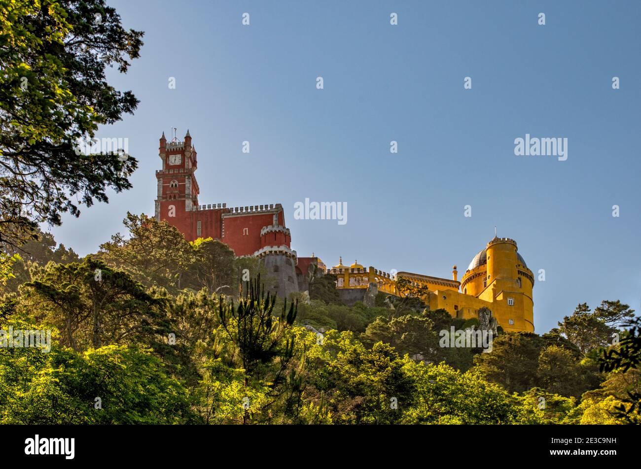 Palacio Nacional da pena, vista da Estrada da pena, strada nei Monti Sintra, quartiere di Lisbona, Lisboa regione, Portogallo Foto Stock