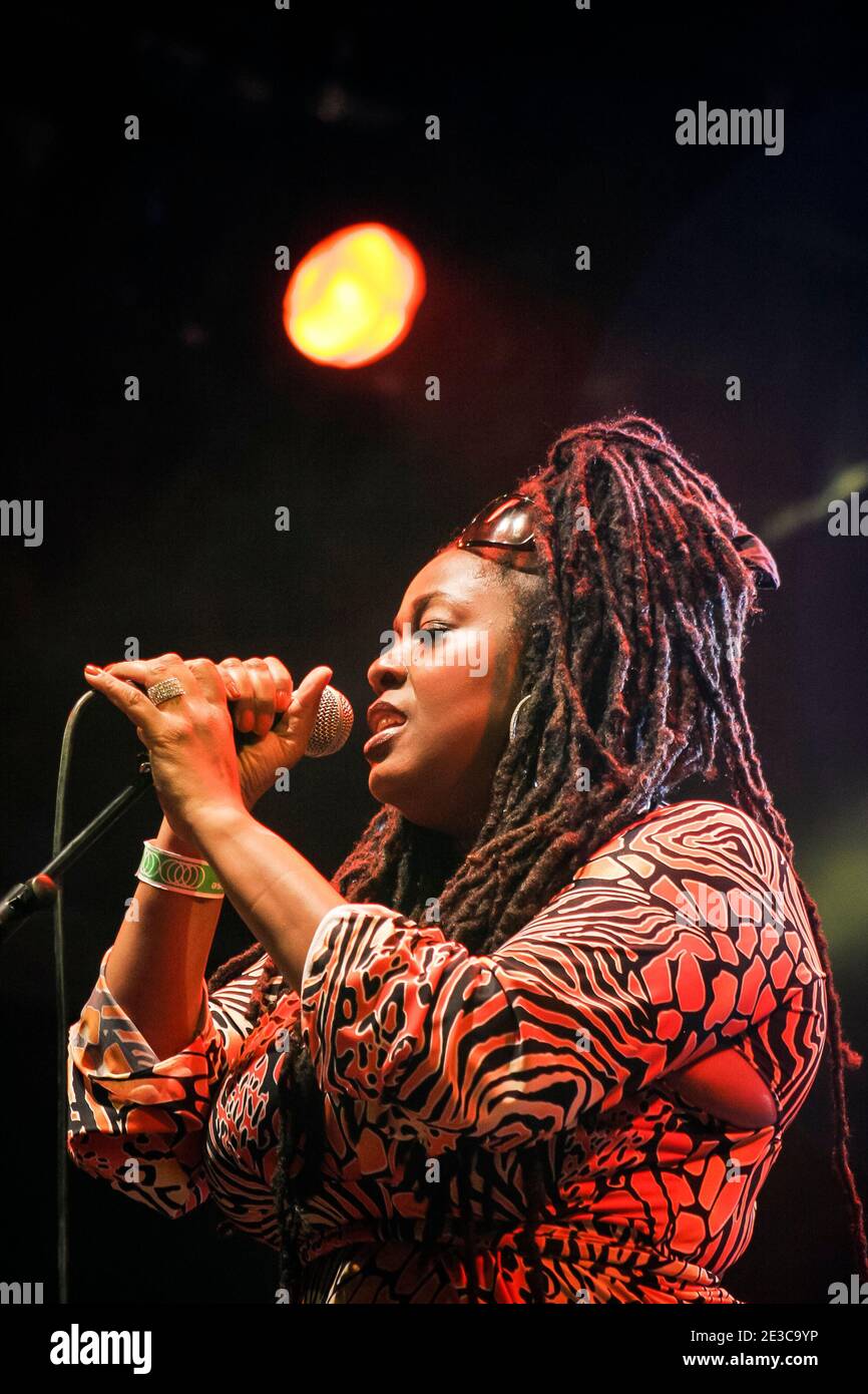 Caron Wheeler of Soul II Soul cantare dal vivo sul palco alla Somerset House, Londra Foto Stock