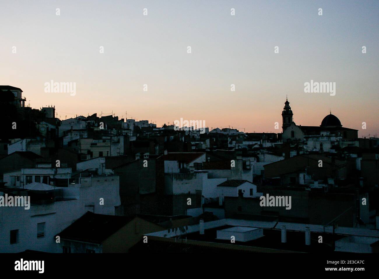 Vista sul centro storico di Oliva al tramonto nella Valenciana Regione della Spagna Foto Stock