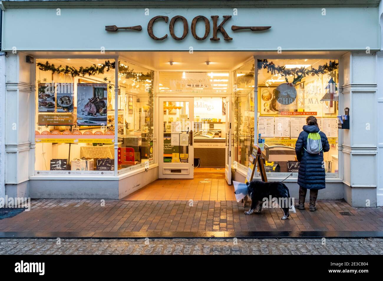 A Woman legge il Menu Outside Cook, il Negozio "pasti precotti", Lewes, East Sussex, UK. Foto Stock