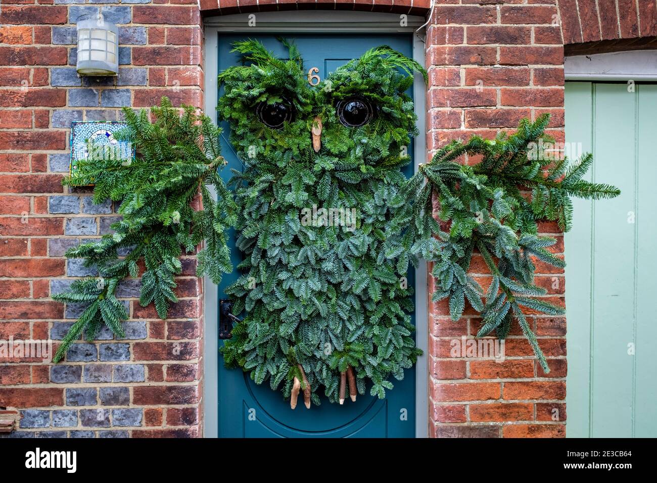 Una grande corona a forma di gufo su una porta di casa al tempo di Natale, Lewes, East Sussex, Regno Unito. Foto Stock