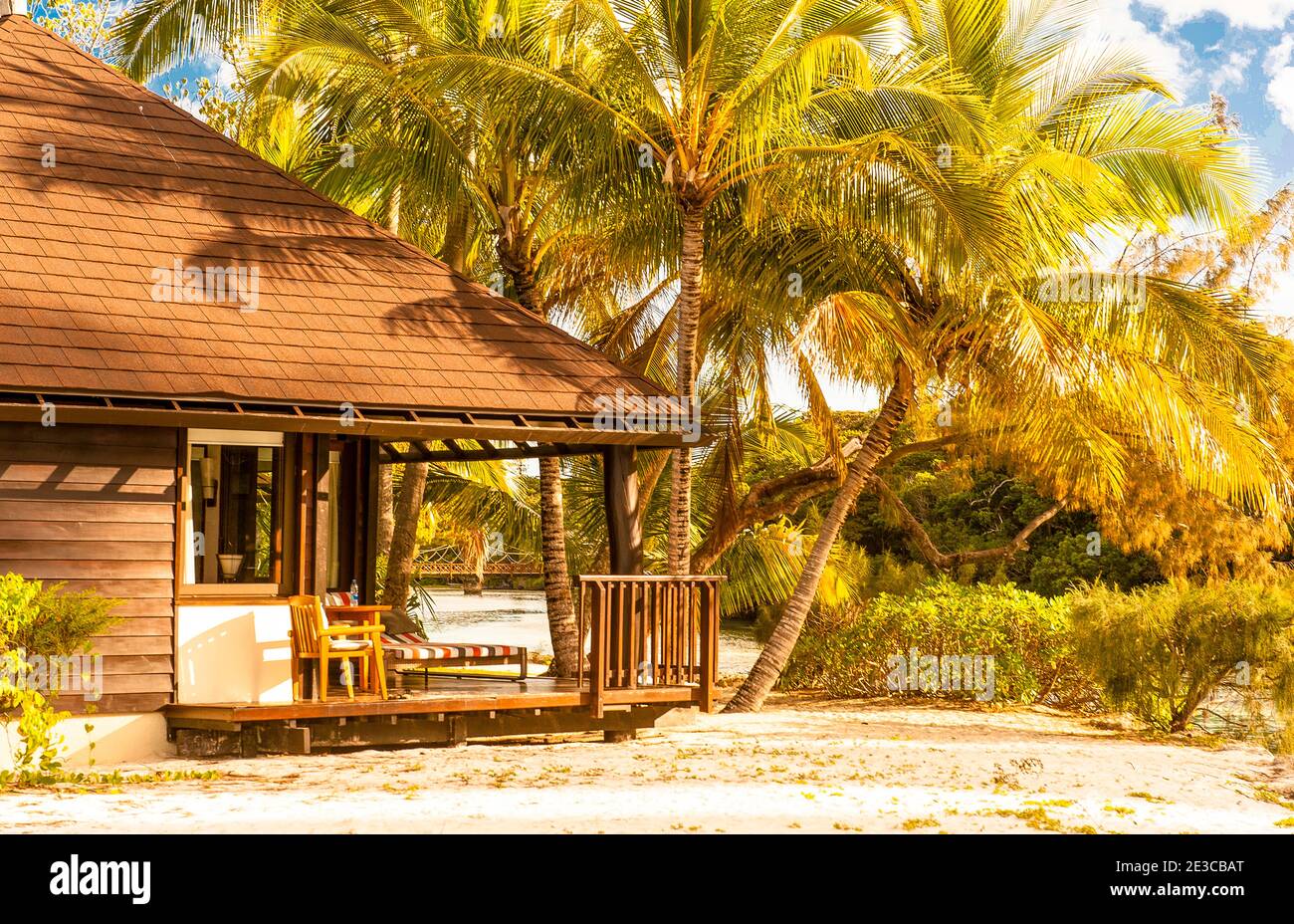 I bungalow del lussuoso hotel le Méridien confinano con la spiaggia dell'Île des Pins, Nuova Caledonia, Oceania Foto Stock