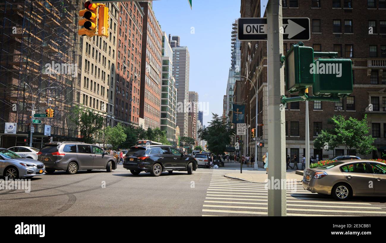New York, NY, Stati Uniti d'America - 17 gennaio 2021: Traffico all'intersezione di W 86th St e Park Avenue in una giornata estiva sul lato Upper East Foto Stock