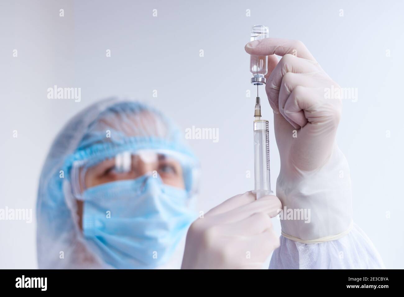 Siringa e medicinale per iniezione nelle mani di un infermiere in un ospedale. Foto Stock