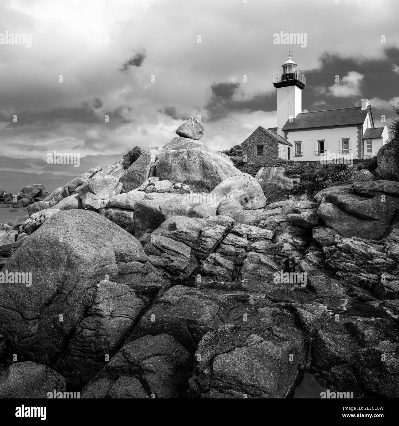 Faro De Pontusval in una giornata nuvolosa in estate, spiaggia e rocce interessanti (Bretagna, Francia) Foto Stock