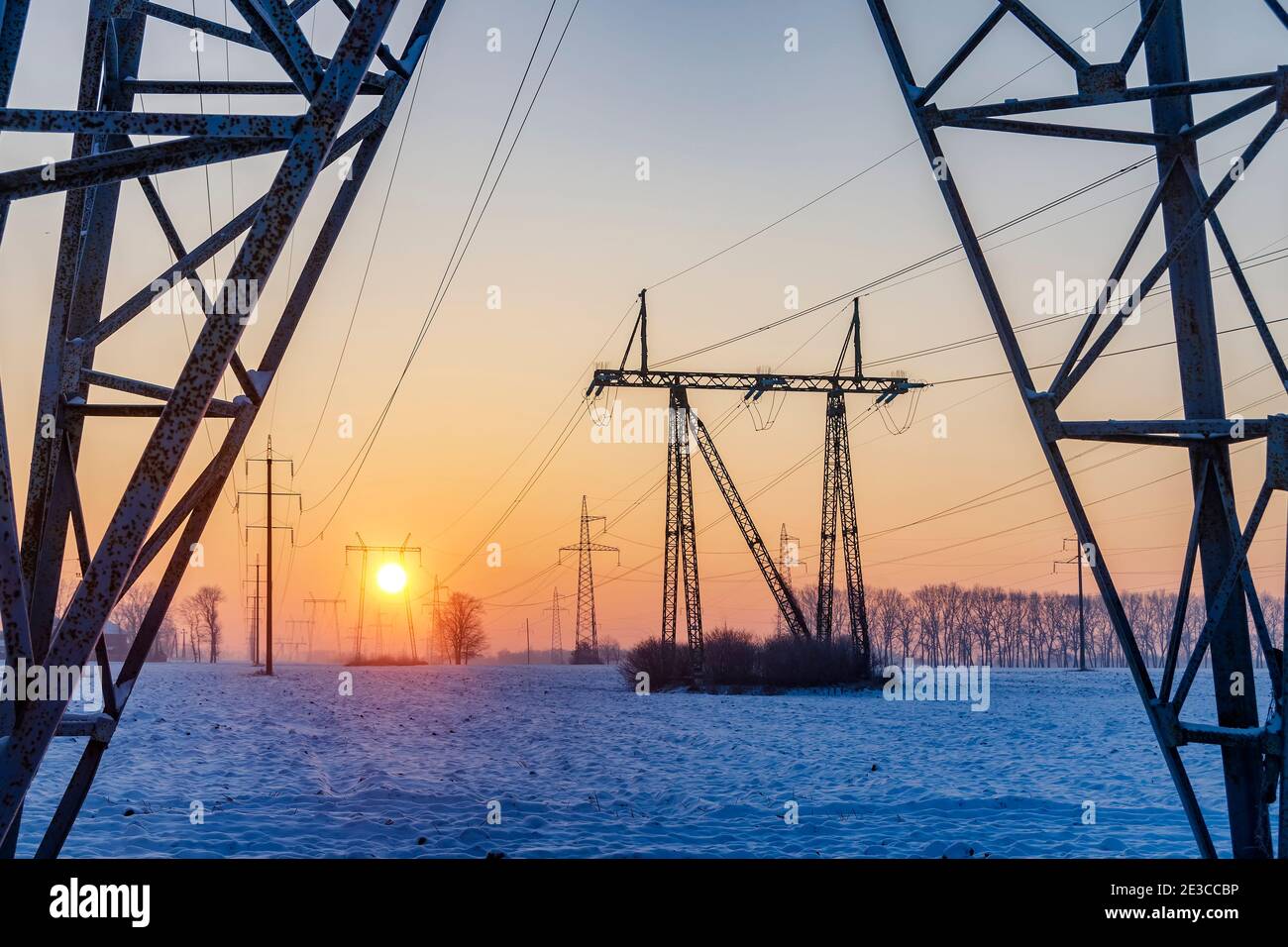 Linee elettriche nella fredda mattina d'inverno. Paesaggio industriale. Mancanza di energia in inverno Foto Stock