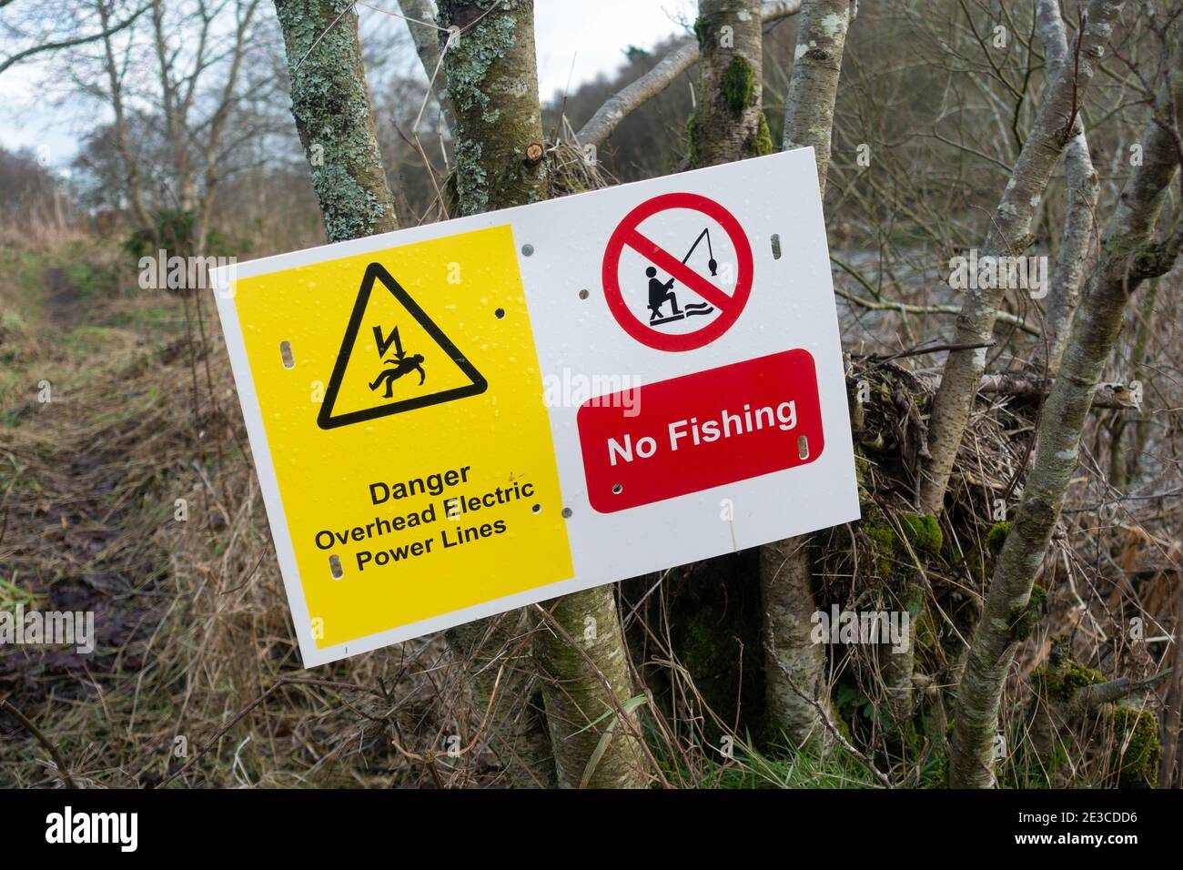 Pericolo linee elettriche elettriche aeree segnale di avvertenza pesca assente, Scozia, Regno Unito Foto Stock