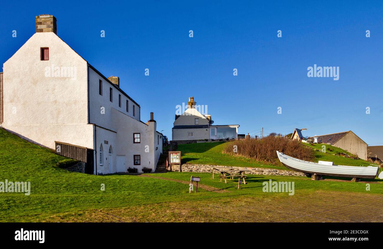 PORTSOY ABERDEENSHIRE SCOTLAND IL VECCHIO SALMONE BOOTHY E BARCA DI LEGNO SOY SIGNORA Foto Stock