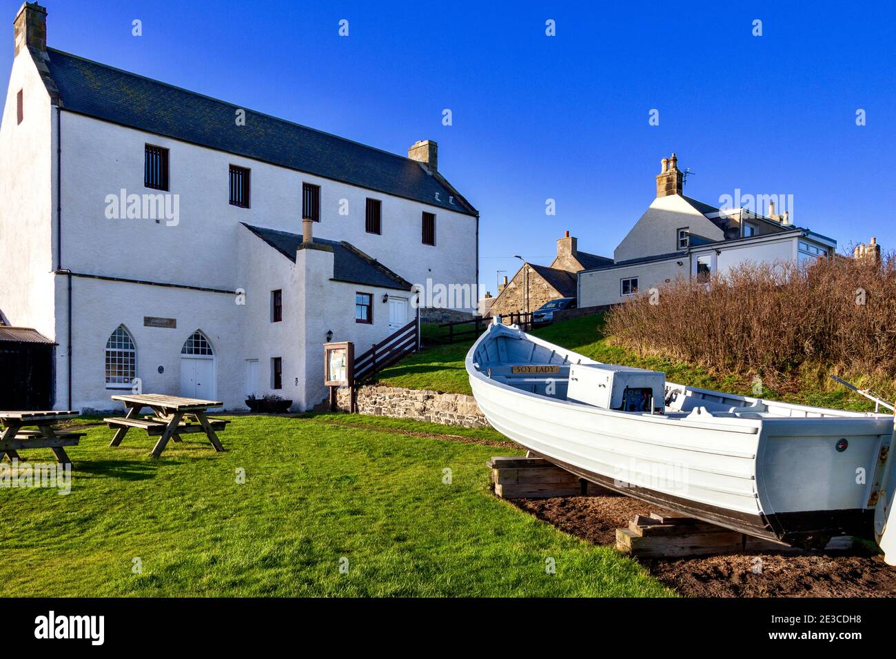 PORTSOY ABERDEENSHIRE SCOTLAND L'ANTICO EDIFICIO DI SALMONI E LEGNO BARCA SOY LADY Foto Stock