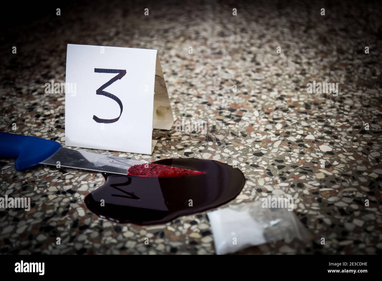Scena del crimine, omicidio, investigazione, polizia trovare pistola scartata usato dall'assassino, preso come prova di omicidio, polizia trovare droghe e coltello sanguinoso Foto Stock
