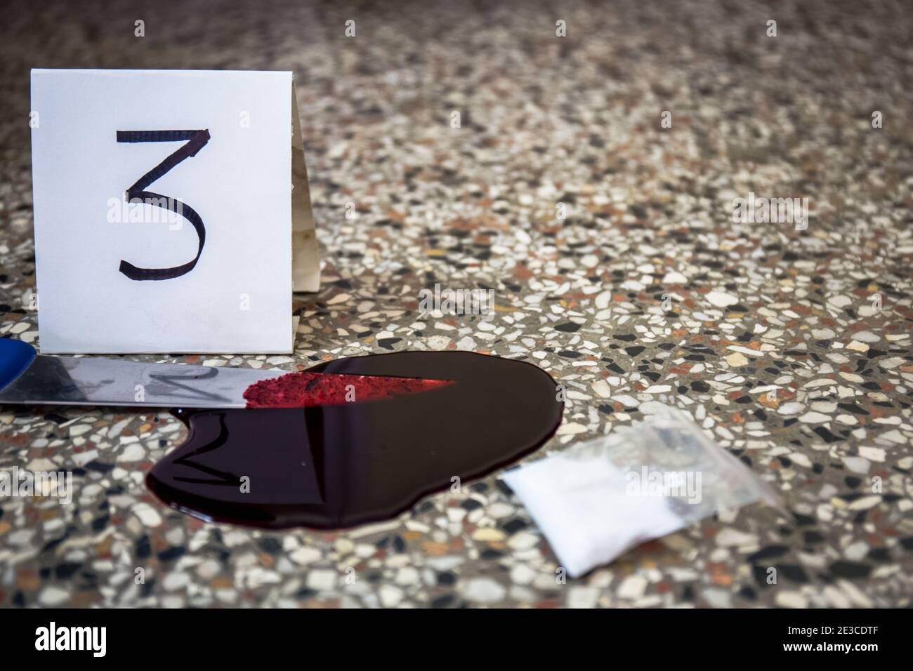 Scena del crimine, omicidio, investigazione, polizia trovare pistola scartata usato dall'assassino, preso come prova di omicidio, polizia trovare droghe e coltello sanguinoso Foto Stock