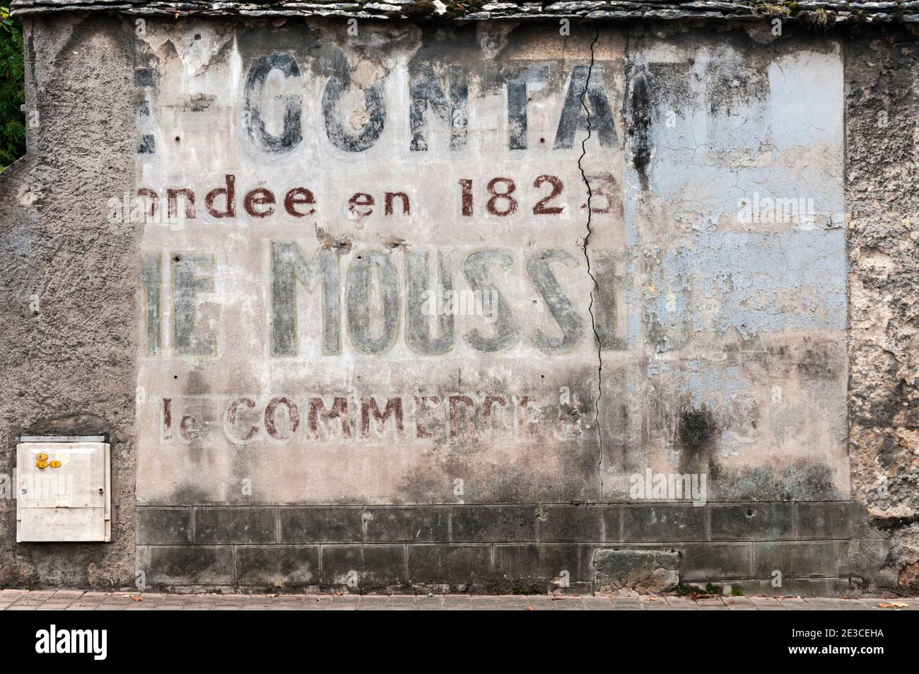 Vecchio segno fantasma sul lato di un edificio a Nuits St Georges, Francia. Foto Stock