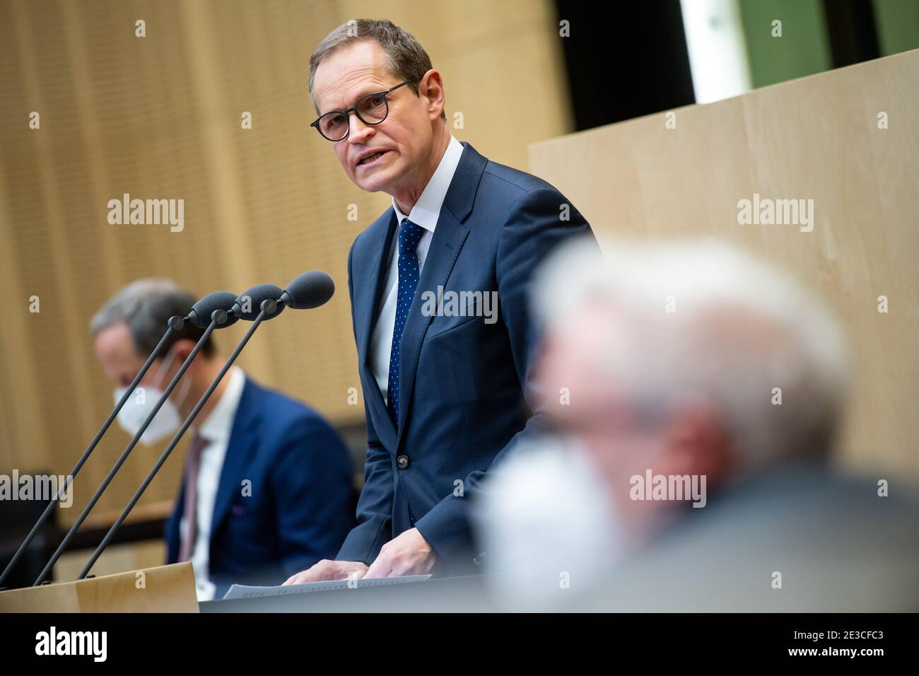 18 gennaio 2021, Berlino: Michael Müller (SPD), sindaco di Berlino, interviene alla 999a sessione del Bundesrat. Nella sessione speciale, i rappresentanti dello Stato discutono di una legge per l'estensione temporanea del diritto al pagamento dei bambini malati nel contesto della pandemia di Corona. La legge prevede un'estensione dei giorni di malattia dei bambini da 10 a 20 per genitore per bambino e da 20 a 40 giorni per genitori singoli. Il diritto si applica non solo quando il bambino è malato, ma anche quando i centri di assistenza e le scuole sono chiusi. Foto: Bernd von Jutrczenka/dpa Foto Stock