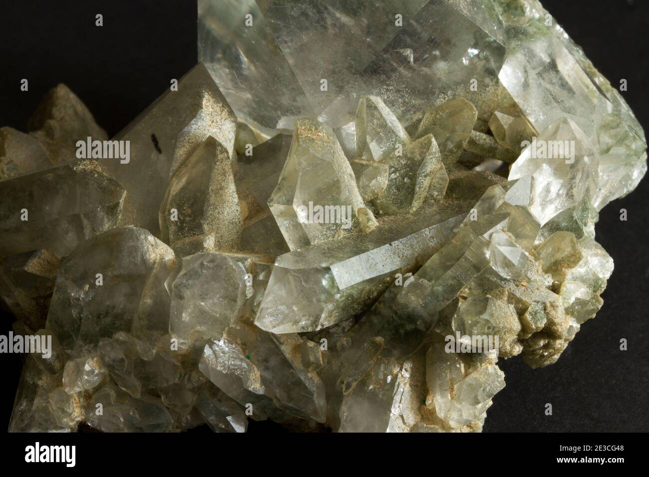 Uno dei minerali più abbondanti nella crosta delle terre, il quarzo forma spesso spettacolari prismi a sei lati che fanno cluster di cristallo Foto Stock