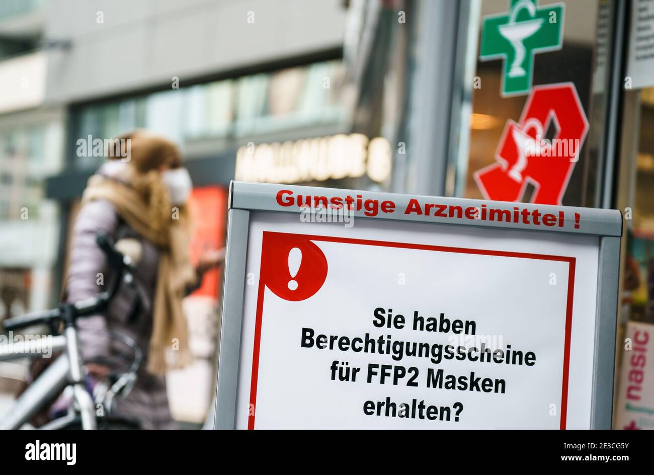 Magonza, Germania. 18 gennaio 2021. Un segno con l'iscrizione 'avete ricevuto i certificati di autorizzazione per le maschere FFP2?' si trova di fronte a una farmacia. Nel centro della città è obbligatorio indossare una maschera. Un obbligo a livello nazionale di indossare una maschera FFP2, ad esempio nei negozi e nei trasporti pubblici, è attualmente oggetto di discussione da parte dei politici. In Baviera l'obbligo della maschera FFP2 è già valido dal 18.1. Credit: Andreas Arnold/dpa/Alamy Live News Foto Stock