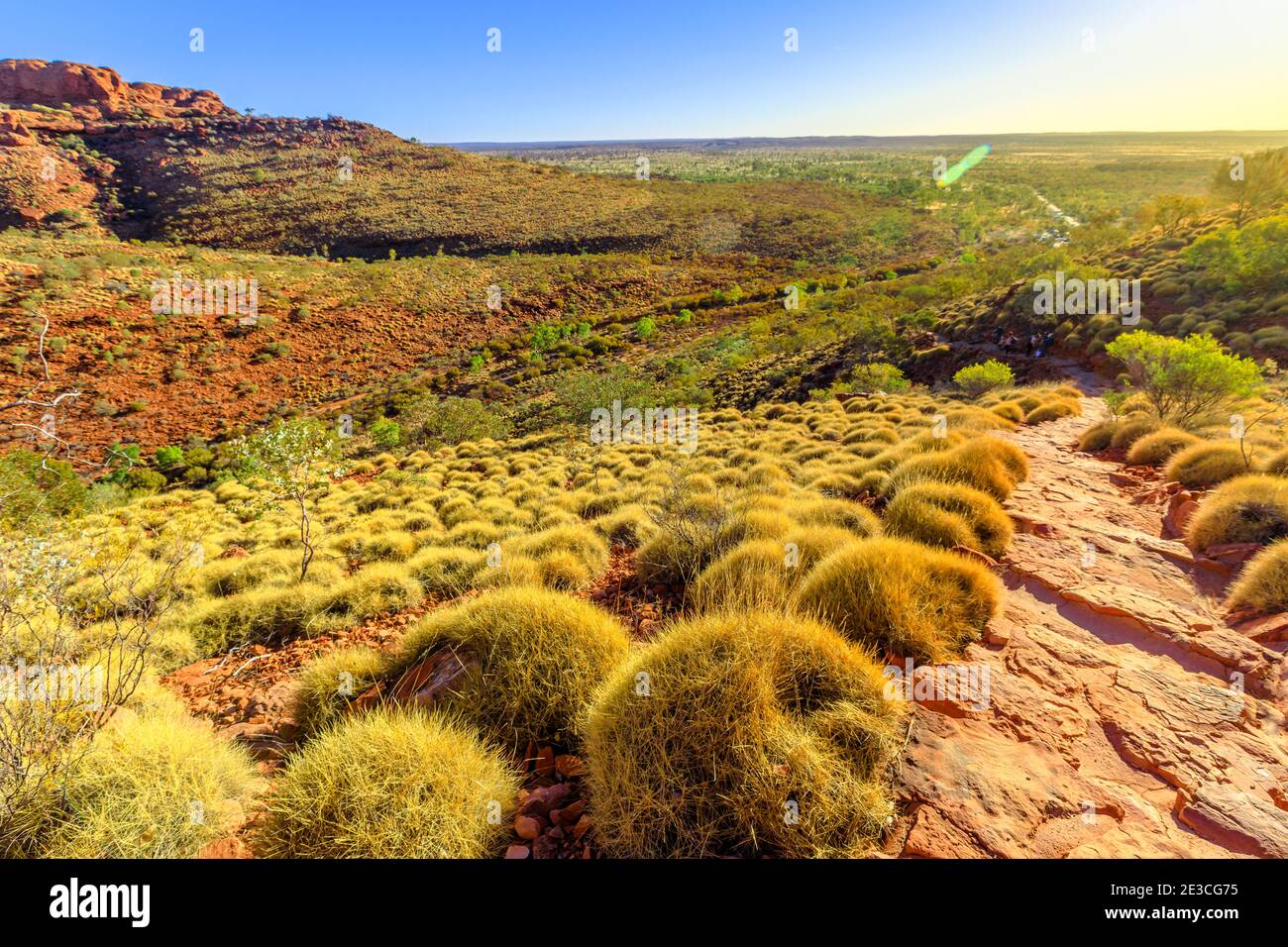 Tramonto Sunrays paesaggio del Kings Canyon South Wall ritorno a piedi nel Parco Nazionale di Watarrka, Australia Centrale. Outback Red Centre, territorio del Nord. Foto Stock