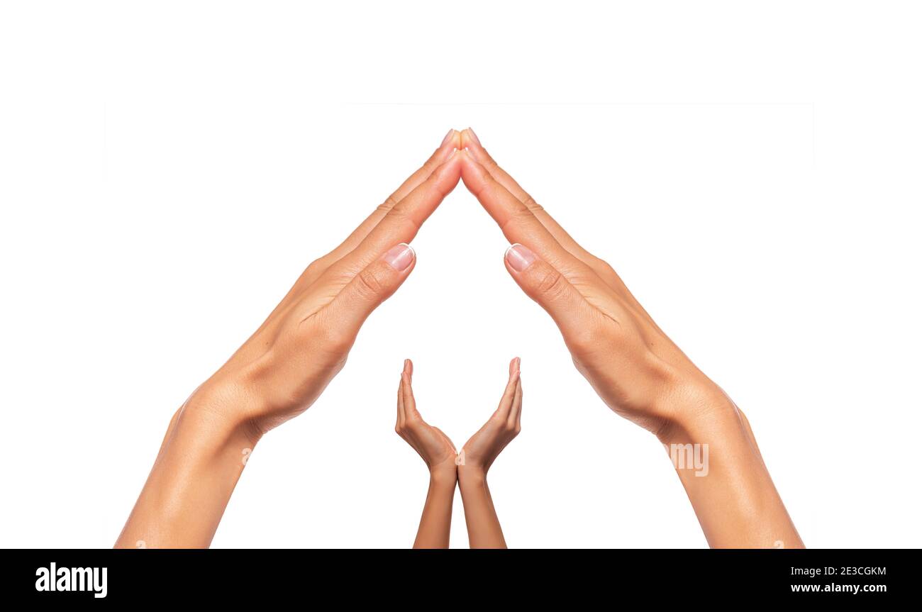 Mani femminili sotto forma di una casa con tetto isolato su sfondo bianco. Foto Stock