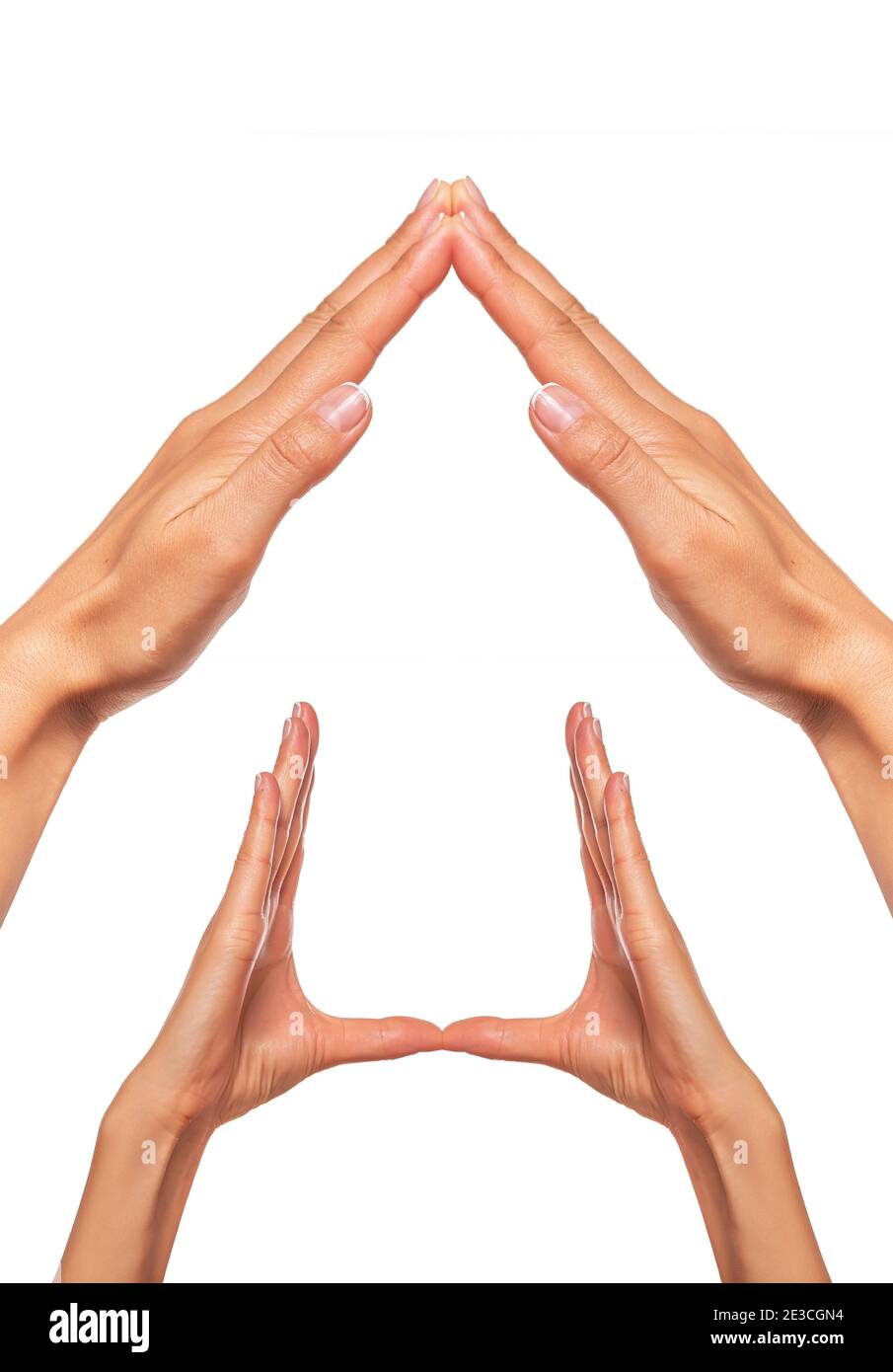 Mani femminili sotto forma di una casa con tetto isolato su sfondo bianco. Foto Stock