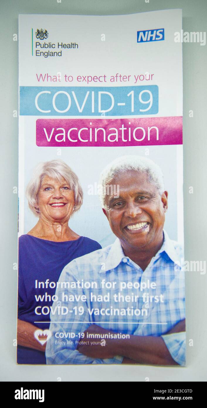 Opuscolo informativo sulla vaccinazione di Covid-19 Foto Stock