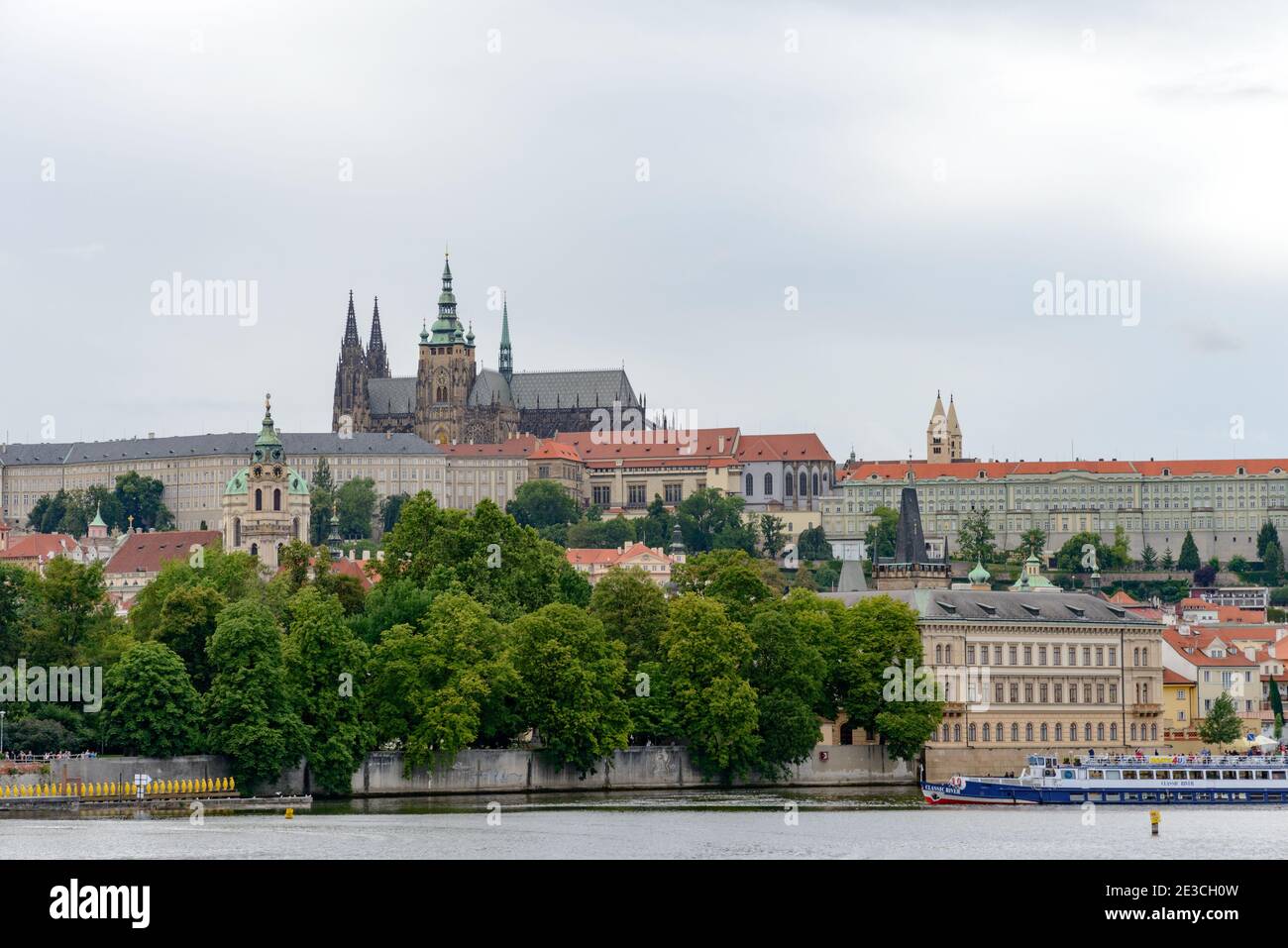 Praga, Repubblica Ceca - 26 Luglio 2017: i turisti a piedi lungo il fiume Moldava a Praga Foto Stock