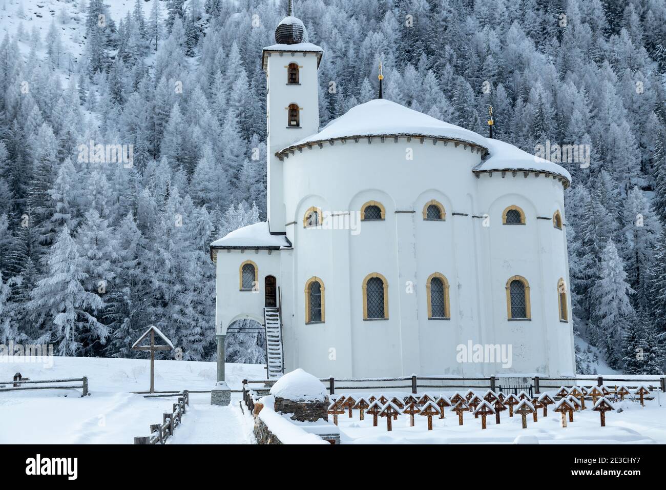 Una fotografia della Chiesa di Saas-Balen coperta di neve in inverno. La municipalità di Visp è un comune italiano di 1.425 abitanti del Cantone di Vallese in SvizzeraMila Foto Stock