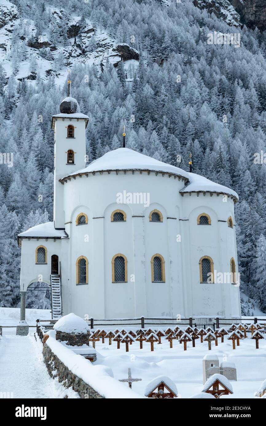 Una fotografia della Chiesa di Saas-Balen coperta di neve in inverno. La municipalità di Visp è un comune italiano di 1.425 abitanti del Cantone di Vallese in SvizzeraMila Foto Stock