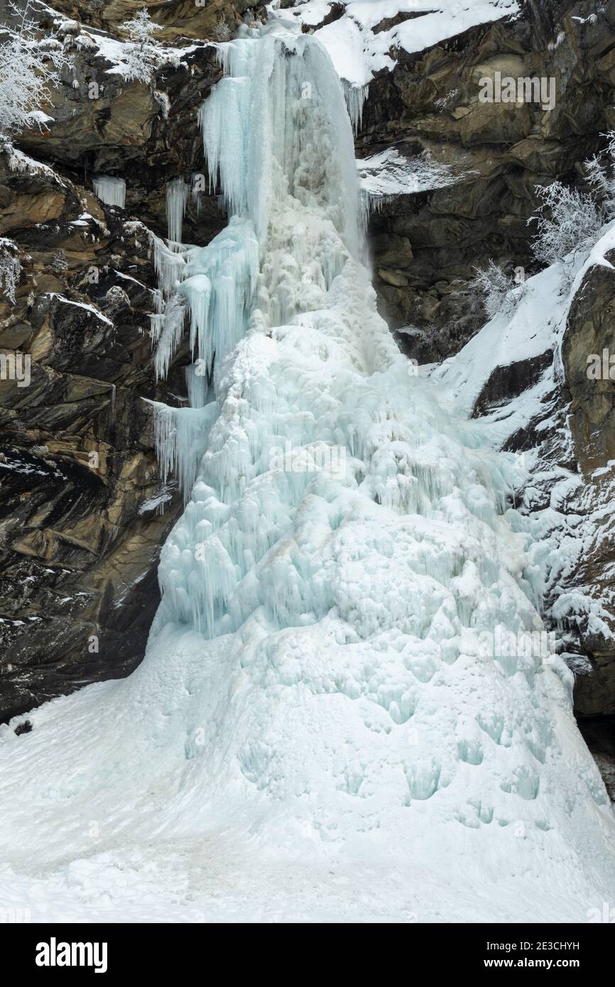 Una fotografia di una cascata ghiacciata a Saas-Balen in inverno. SaaS-Balen è un comune del Cantone di Vallese, in Svizzera. Foto Stock