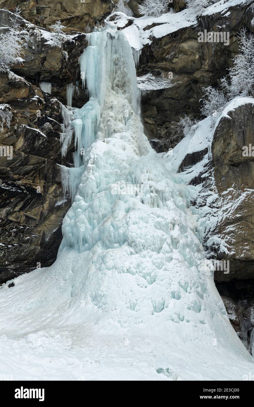 Una fotografia di una cascata ghiacciata a Saas-Balen in inverno. SaaS-Balen è un comune del Cantone di Vallese, in Svizzera. Foto Stock