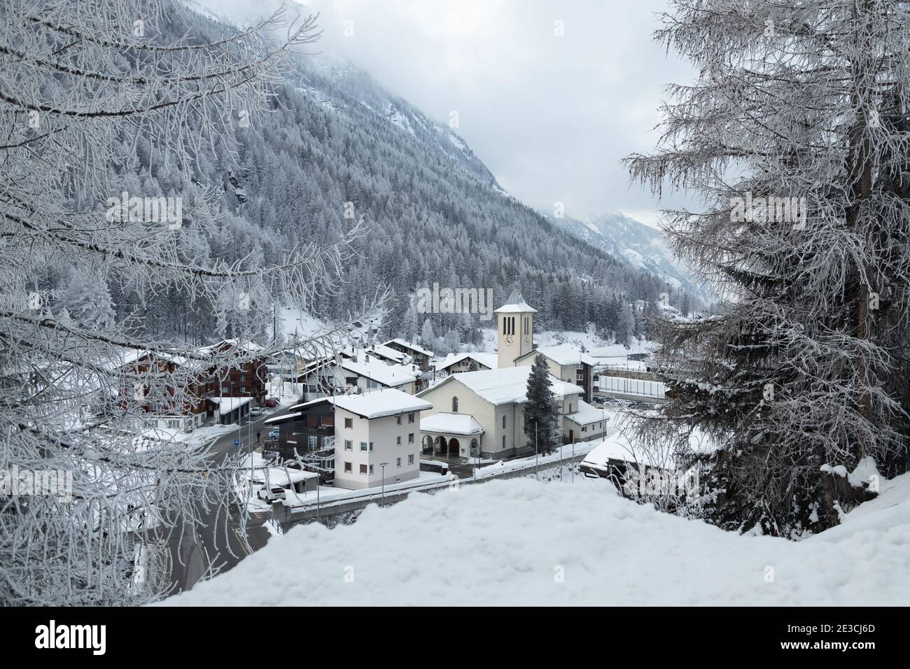 Una fotografia di Saas-Balen in inverno. SaaS-Balen è un comune del Cantone Vallese di Visp, in Svizzera. Foto Stock