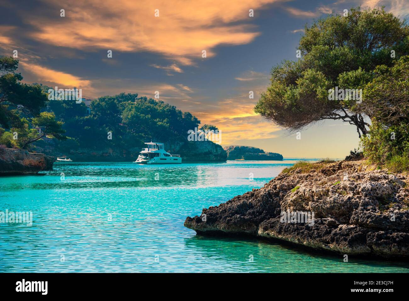 Splendido paesaggio della costa e spiaggia al tramonto Playa de Cala Ferrera sull'isola di Maiorca - Spagna Foto Stock