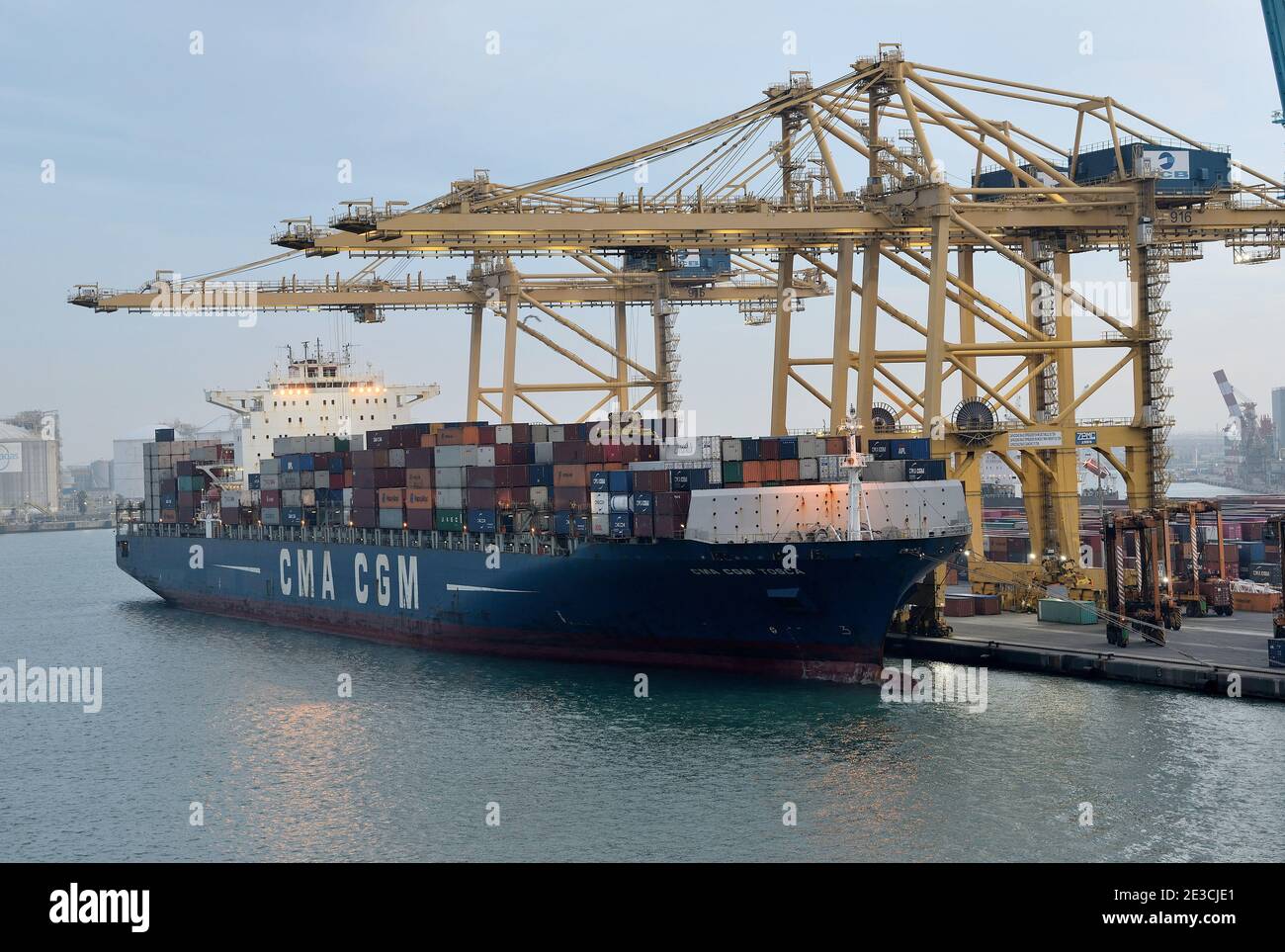 Nave portacontainer nel porto di Barcellona, Spagna. CMA CGM Tosca navi portacontainer e gru portuali Foto Stock