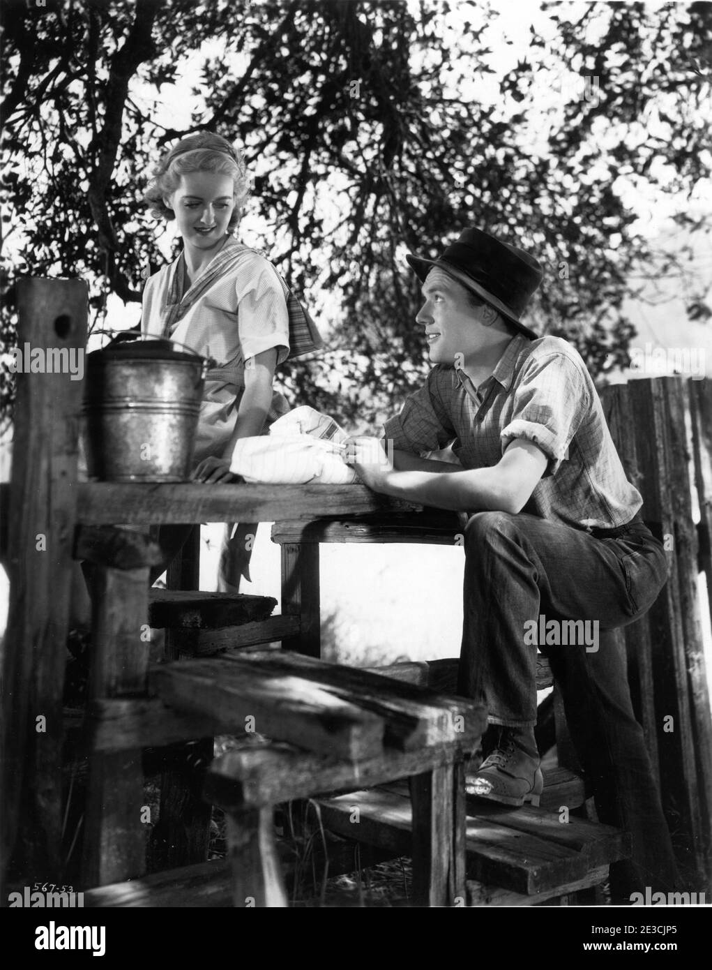 BETTE DAVIS e FRANK ALBERTSON IN MODO INDIETRO HOME aka ALTRE PERSONE DI AFFARI aka VECCHIO GREATHEART 1931 regista WILLIAM A. SEITER storia / sceneggiatura Jane Murfin da radio seriale RKO radio Pictures Foto Stock