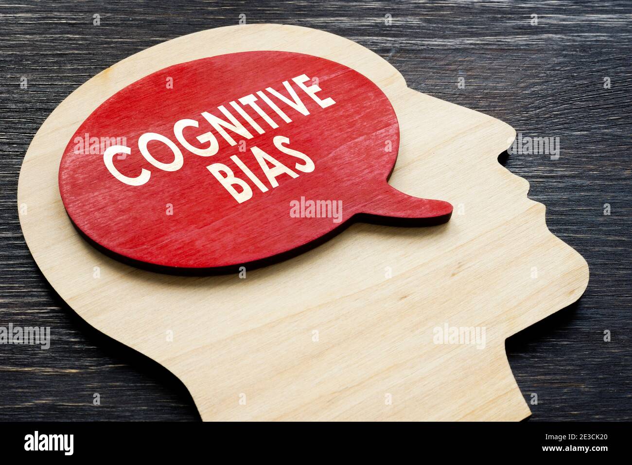 Parola di bias cognitivo sulla forma della testa. Foto Stock