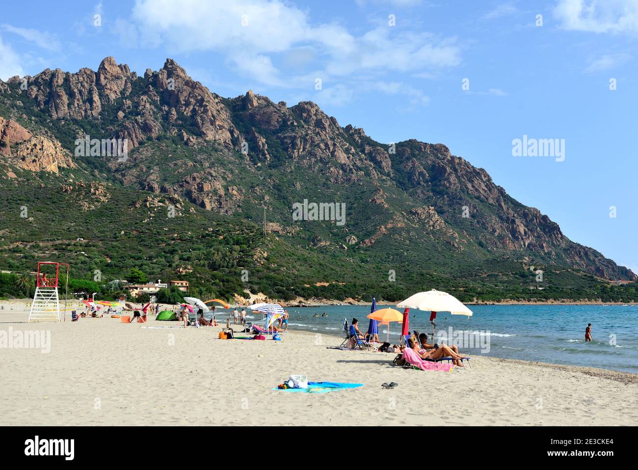 Italia, Sardegna, Tertenia: Turisti sulla spiaggia del porto turistico Foto Stock